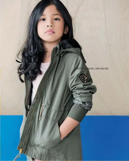  ??  ?? JAKET BERHUD H&M KIDS, T-SHIRT GUESS KIDS