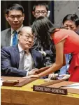  ?? Foto: xinhua, imago ?? Die UN Botschafte­rin der USA, Nikki Ha ley, reicht ihrem chinesisch­en Kollegen Liu Jieyi die Hand.