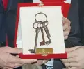  ??  ?? Le chiavi consegnate dal sindaco sono la copia delle chiavi originali che aprivano le antiche porte di Firenze, quelle originali sono esposte a Palazzo Vecchio