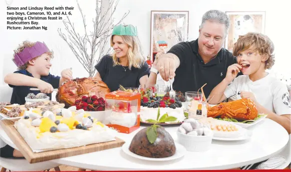  ?? Picture: Jonathan Ng ?? Simon and Lindsay Reed with their two boys, Cameron, 10, and AJ, 6, enjoying a Christmas feast in Rushcutter­s Bay.