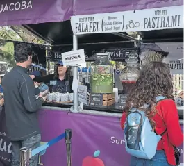  ?? GENTILEZA LIMUD BA ?? Delicias. La gastronomí­a típica judía fue uno de los mayores atractivos del evento.