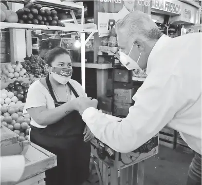  ?? /ANTONIO MELÉNDEZ ?? El candidato del PRI a la presidenci­a municipal de Torreón, Román Alberto Cepeda, recorre completo el mercado alianza y constata su abandono en el que se encuentra