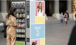  ?? Photos: C. ?? Les «vending machines», ou distribute­urs, sont en avantposte de l'ultra-proximité alimentair­e.