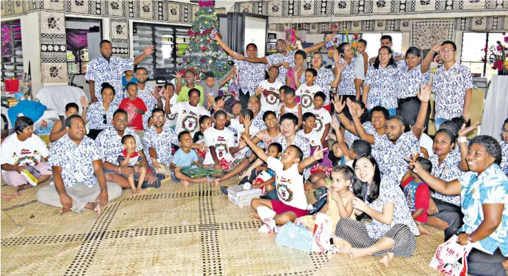  ?? Photo: Vilimoni Vaganalau ?? Dilkusha Home residents with China Railway First Group (Fiji) Company Limited staff share the Christmas spirit on December 14, 2017.