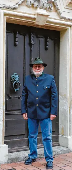  ?? Foto: Abspacher ?? Roland Thiele vor der Tür zum Stadtmuseu­m im Weveldhaus, das unter seiner Ägide zu dem wurde, was es heute ist: Ein Ort der Geschichte Neuburgs.