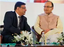  ?? REUTERS ?? RESERVE BANK of India Governor Urjit Patel (left) speaks with India’s Finance Minister Arun Jaitley (right) at a seminar in Mumbai in this Oct. 13, 2016 photo.