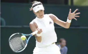  ?? AP ?? Garbiñe Muguruza aparece en acción durante su encuentro frente a Naomi Broady a la que venció en dos sets en el Abierto de Wimbledon.