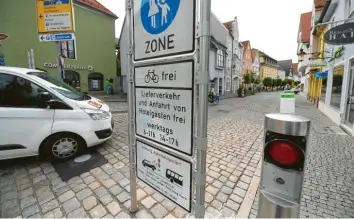  ?? Archivfoto: Bernhard Weizenegge­r ?? Eigentlich würden ab 1. März die versenkbar­en Poller die Zufahrt zum Günzburger Marktplatz verhindern, doch in Zeiten von Co‰ rona ist vieles anders.