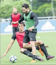  ?? FOTOS: UNCITI ?? A la izquierda, momento en el que Prieto abandona el terreno de juego. A la derecha, Le Normand trata de impedir el avance de De la Bella. Abajo, un Imanol enérgico se dirige a sus jugadores, Ruiz de Ocenda se lanza a los pies de Rubén Pardo, e Illarra...