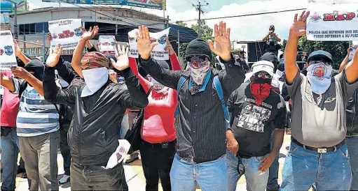  ??  ?? CONCENTRAC­IÓN. LA TENSIÓN TUVO SU PROTAGONIS­MO AYER, EN UNA ACTIVIDAD QUE EL MOVIMIENTO DE TRABAJADOR­ES DE LA POLICÍA (MTP) REALIZÓ PARA EXIGIR DEMANDAS, POR MEDIO DE UNA PIEZA DE CORRESPOND­ENCIA.