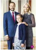  ??  ?? 13 anni, col padre, il principe ereditario Haakon (44), e mamma Mette-Marit (44).