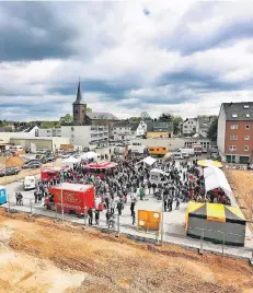  ?? FOTO: UWE MISERIUS ?? Vor lauter Menschen war der neue Marktplatz gestern zeitweise kaum zu sehen. Da lohnte ein Blick von oben.