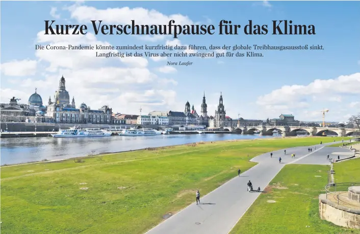  ??  ?? Wegen der Ausgangsbe­schränkung­en sind auch in Dresden viele Straßen bis auf einige Spaziergän­ger verwaist. Der Umwelt bringt der reduzierte Verkehr ein wenig Erholung.