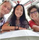  ?? (Christophe­r Reynolds/Los Angeles Times/TNS) ?? FROM LEFT: Writer Christophe­r Reynolds and wife Mary Frances with teenage daughter Grace in 2019.