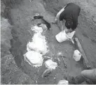  ?? (Foto: AFP) ?? LABOR. Un equipo técnico trabaja en la recuperaci­ón del fósil prehistóri­co del venado.