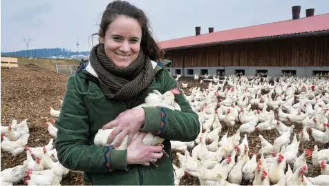  ?? Foto: Andreas Lode ?? Auf dem Bio Hühnerhof von Anna Ostermeier und ihrem Mann Jörg leben 6000 Hennen. Das Besondere: Auch ihre „Brüder“, also die männlichen Küken, dürfen aufwachsen und werden nicht wie üblich nach dem Schlüpfen getötet.