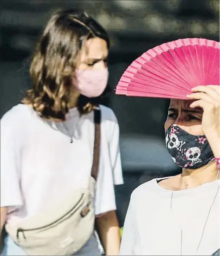  ??  ?? La nueva normativa de Catalunya universali­za el uso de mascarilla