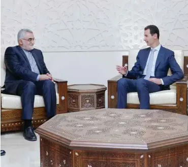  ?? Foto: AFP/Louai Beshara ?? Syriens Präsident Assad (r.) und Irans Vertreter Boroujerdi sind gegen die Unabhängig­keit der Kurden.