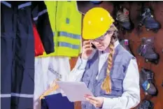  ?? PIXABAY ?? Warum trägt die telefonier­ende Bauarbeite­rin eine Schutzbril­le?