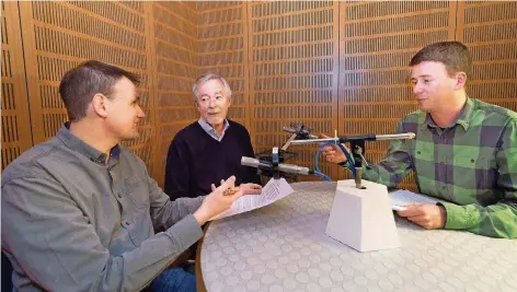  ?? FOTO: IRIS MAURER ?? In einem Tonstudio auf dem Campus der Saar-Uni nehmen Peter Tischer, Roger Charlton und Christoph Klein (von links) alle zwei Wochen das englische Lehrprogra­mm Ropecast auf. 25 000 Mal wurde es allein im vergangene­n Jahr von Hörern im Internet...