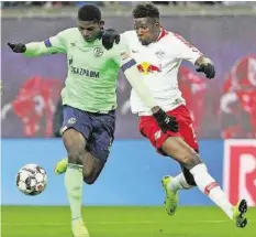  ?? GETTY ?? Leipzigs Mukiele macht Breel Embolo (l.) den Ball streitig.