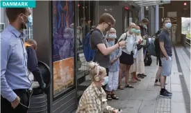  ?? FOTO: BO AMSTRUP/
AP-TT ?? Tågresenär­er iförda munskydd i danska Århus i veckan.