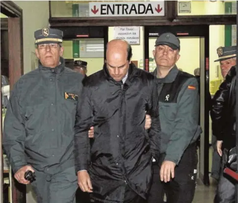  ?? // JUAN FLORES ?? El exdirectiv­o de Vitalia Antonio Albarracín, conducido por agentes tras su declaració­n judicial en 2013.