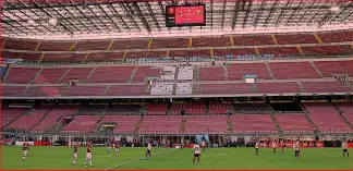  ??  ?? Deserto San Siro senza pubblico per il coronaviru­s l’8 marzo: in campo i giocatori di Milan-Genoa (1-2)