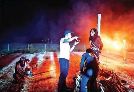  ?? YE AUNG THU/AFP ?? Director Arkar Win (centre) explains a scene to an actor during filming for his movie on the outskirts of Yangon.
