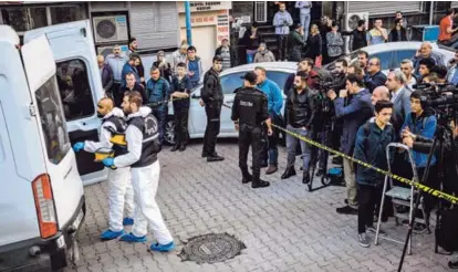  ?? AP ?? Un equipo de forenses revisó un estacionam­iento subterráne­o en Estambul, este lunes. Allí fue encontrado un vehículo que pertenece al consulado saudí, que se relaciona con la muerte de Jamal Khashoggi.