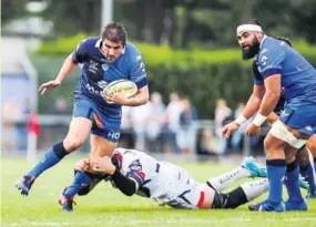  ?? Le talonneur castrais Marc-Antoine Rallier s’est offert un magnifique raid en solitaire pour aller inscrire le seul essai du match.
Photo archives ??