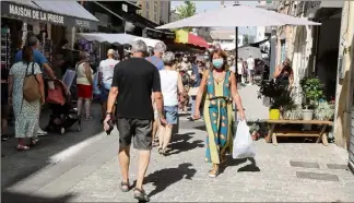  ??  ?? Moins d’étrangers, mais des clients qui consomment : les commerçant­s espèrent sauver leur été.