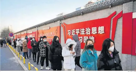  ?? WU HAO / EFE ?? Los ciudadanos hacen fila para hacerse una prueba PCR en Pekín.