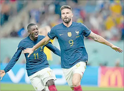  ?? ?? ▲ Olivier Giroud (9) firmó doblete en el debut de los galos. Fotp Ap