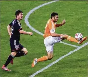  ?? GETTY IMAGES 2014 ?? Bobby Boswell (left) joins Atlanta United after two stints with D.C. United. Boswell, 34, is expected to provide depth and locker-room leadership.