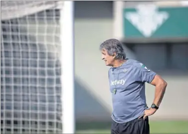  ??  ?? Manuel Pellegrini dirige una sesión de entrenamie­nto del Betis.