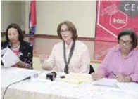  ??  ?? Rueda de prensa. La profesora Elsa Alcántara; Lourdes Contreras, Desireé del Rosario dieron a conocer el informe.