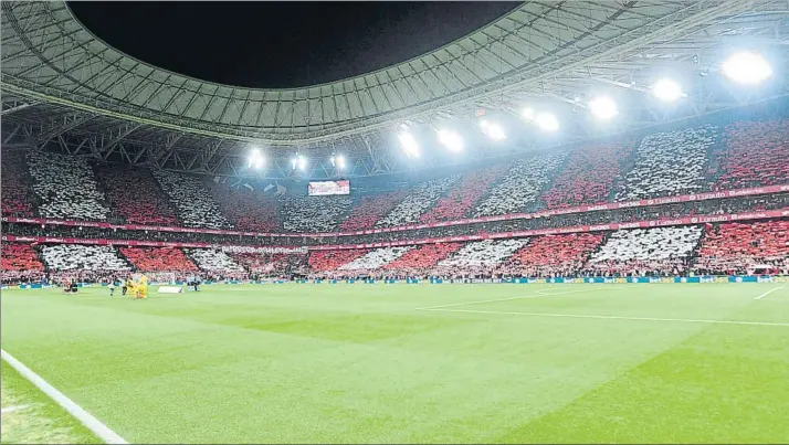  ?? FOTO: JUAN ECHEVERRIA ?? Ningún parecido
En la imagen, aspecto que presentaba San Mamés en el partido de Copa que enfrentó al Athletic contra el Barcelona en febrero, algo que, en los partidos que quedan de Liga, no se va a poder repetir