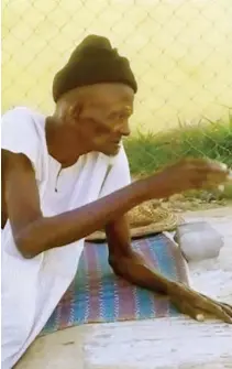  ??  ?? Malam Musa of Gahoni village explaining the threats of desert encroachme­nt