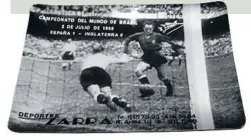  ??  ?? El gol de Zarra Un cenicero de recuerdo del gol, mitificado en la propaganda franquista