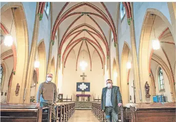  ?? FOTOS: VOLKER HEROLD ?? Diakon Stefan Ricken (l.) und Pfarrer Thorsten Hendricks in der St.-Johannes-Kirche.
