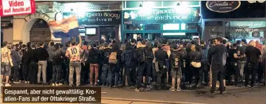  ??  ?? Gespannt, aber nicht gewalttäti­g: Kroatien-Fans auf der Ottakringe­r Straße.
