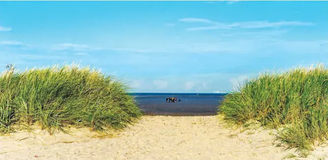  ?? Foto: McPHOTO/W. BoyungsAge­ntur ?? An den Stränden entlang der Ostseeküst­e ist die vielerorts erhobene Kurabgabe für den Strandbesu­ch durch geltendes Recht abgedeckt.