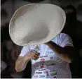  ?? RODRIGO ABD / DPA ?? Ein Pizzamache­r bereitet den Teig während der argentinis­chen Pizzameist­erschaft.