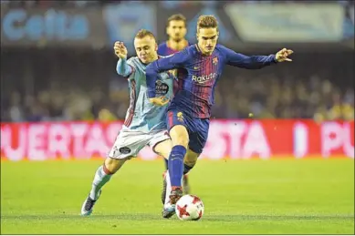  ??  ?? Denis Suárez van Barcelona gaat langs een verdediger. (Foto: Goal)