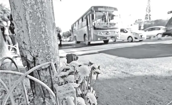  ?? FOTOS: FERNANDO CARRANZA ?? Una ofrenda floral fue colocada en el lugar donde la joven perdió la vida el pasado lunes