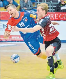  ?? FOTO: EIBNER/EER ?? Martin Strobel (links, HBW Balingen) feiert mit seiner Mannschaft den ersten Auswärtssi­eg der Saison.