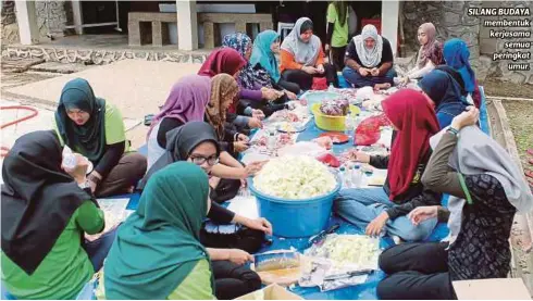  ??  ?? SILANG BUDAYA membentuk kerjasama
semua peringkat
umur.