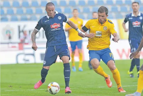  ?? FOTO: IMAGO ?? Im Einsatz für Arminia Bielefeld: Christian Müller (li.) im Zweikampf mit dem Braunschwe­iger Ken Reichel.