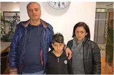  ?? FOTO: DIETMAR KLOSTERMAN­N ?? Prinzip Hoffnung: Peter Soud, 51, Issa Soud, 10, und Sayde Youbi, 40, sehnen sich nach Georgina, 15, die in Syrien festsitzt.